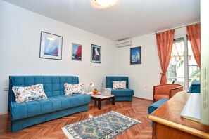 Family Apartment | Living area | 32-inch flat-screen TV with cable channels, TV - Family Apartment Budva (Budva)