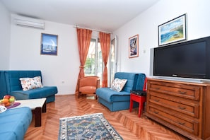 Familienapartment | Wohnbereich | 32-Zoll-Flachbildfernseher mit Kabelempfang, Fernseher