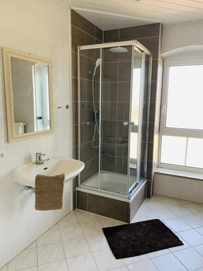 Dusche, HandtĂŒcher, Seife, Toilettenpapier