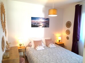 2 chambres, bureau, fer et planche à repasser, lit de bébé