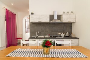 Mini-fridge, microwave, stovetop, coffee/tea maker - Giù Al Centro (Naples)