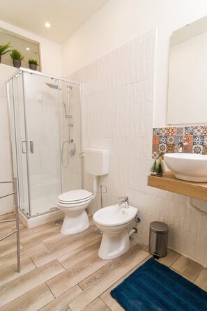 Family Quadruple Room (A Loggia) | Bathroom | Shower, bidet, towels - Giù Al Centro (Naples)