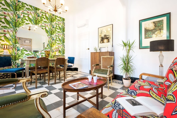 Departamento (3 Bedrooms) | Área de sala de estar | Televisión de pantalla plana de 32 pulgadas con canales por cable 