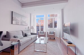 Apartment (1 Bedroom) | Living room - Cozy & Bright 1 Bd Apartm one Step Away Form Retiro Park. Retiro III (Madrid)