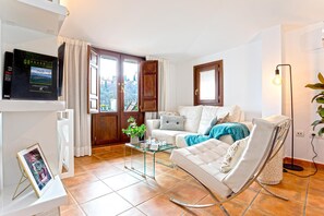 Appartement (2 Bedrooms) | Woonruimte | Een 32-inch televisie met kabelzenders