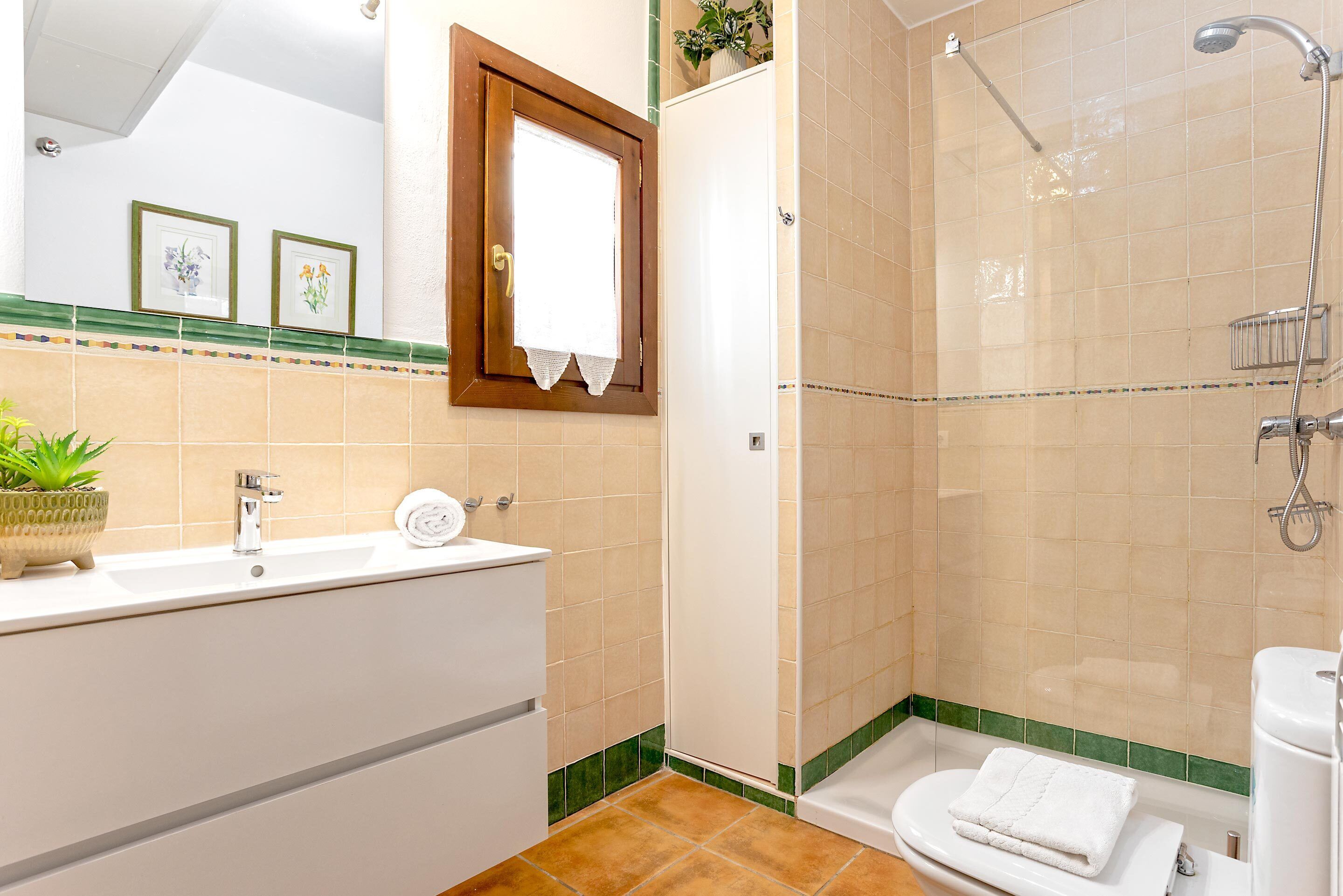 Departamento (2 Bedrooms) | Baño | Regadera, secadora de cabello, toallas, jabón 