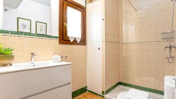 Departamento (2 Bedrooms) | Baño | Regadera, secadora de cabello, toallas, jabón