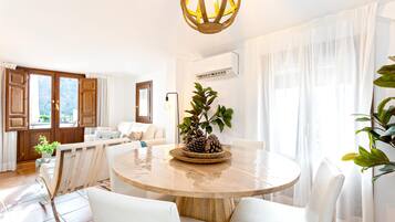 Apartment (2 Bedrooms) | Essbereich im Zimmer