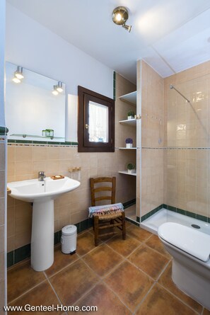 Apartament (2 Bedrooms) | Bany | Dutxa, assecador de cabells, tovalloles i sabó