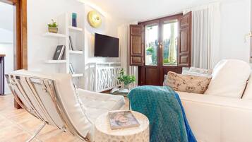 Appartamento (2 Bedrooms) | Area soggiorno | TV 32 pollici con canali via cavo