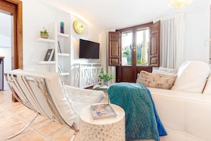 Apartament (2 Bedrooms) | Sala d'estar | Televisor de 32 polzades amb canals per cable