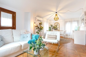 Lejlighed (2 Bedrooms) | Opholdsområde | 32-tommers tv med kabelkanaler