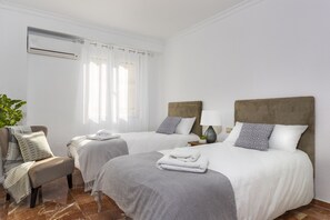 Appartement, 4 chambres | 4 chambres, fer et planche à repasser, accès au Wi-Fi (inclus)