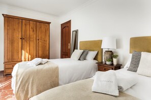 Apartment, 4 Bedrooms | 4 bilik tidur, seterika/papan seterika, Wi-fi percuma, cadar katil 
