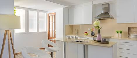 Huoneisto, 4 makuuhuonetta | Yksityinen keittiö | Täysikokoinen jääkaappi, mikroaaltouuni, uuni, liesi