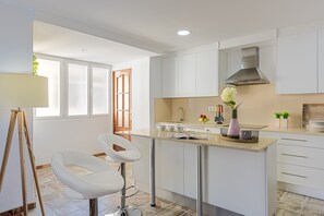 Apartment, 4 Bedrooms | Dapur peribadi | Peti sejuk/penyejuk beku saiz penuh, ketuhar gelombang mikro, ketuhar 