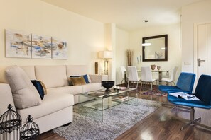 Appartement, 3 chambres | Salle de séjour | Télévision à écran plat de 32 pouces avec chaînes par câble, télévision