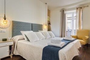 Appartement, 3 chambres | 3 chambres, bureau, chambres insonorisées, fer et planche à repasser