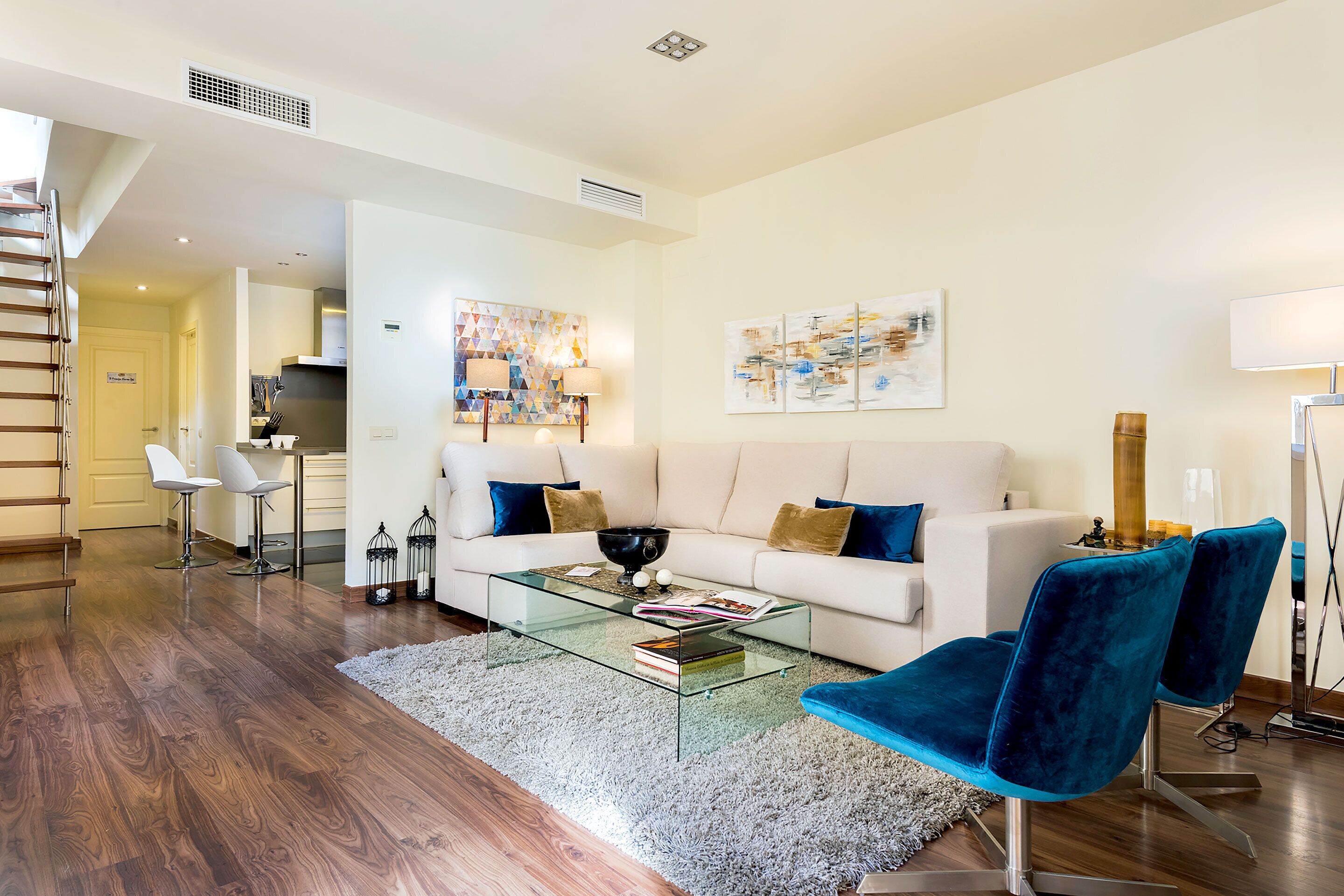 Apartment (3 Bedrooms) | Wohnbereich | 32-Zoll-Flachbildfernseher mit Kabelempfang, Fernseher