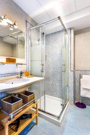 อพาร์ทเมนท์ (3 Bedrooms) | ห้องน้ำ | ฝักบัว, ของใช้ในห้องน้ำฟรี, ไดร์เป่าผม, ผ้าเช็ดตัว