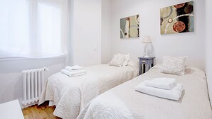 Unclassified image, 2 of 21, button - Bright 2 Bd Apart in Front of Retiro Park. Retiro II (Madrid)