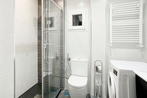 Apartment, 2 Bedrooms | Bathroom | Shower, hair dryer, towels, soap