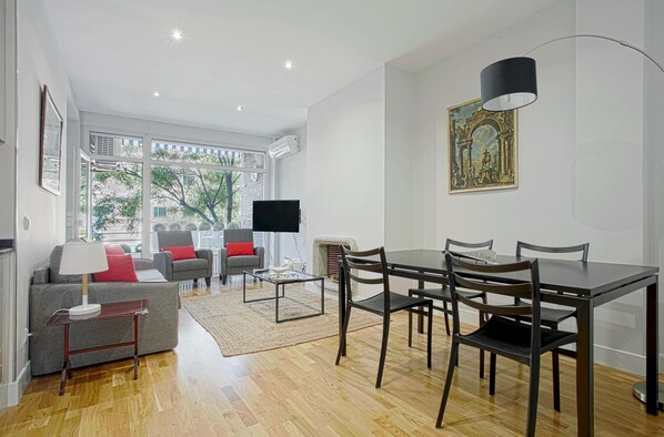 Apartment, 2 Bedrooms | Living room | 32-inch TV with cable channels