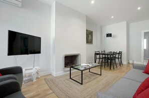 Apartment, 2 Schlafzimmer | Wohnzimmer | 32-Zoll-Fernseher mit Kabelempfang