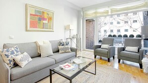Unclassified image, 5 of 21, button - Bright 2 Bd Apart in Front of Retiro Park. Retiro II (Madrid)