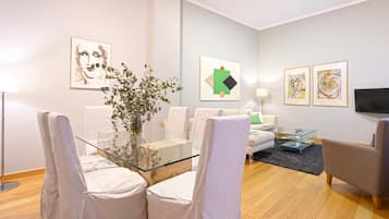 Appartement (2 Bedrooms) | Salle de séjour | Télévision à écran plat de 32 pouces avec chaînes par câble, télévision