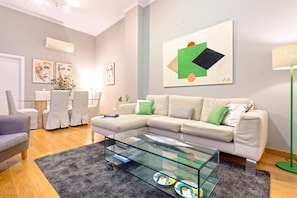 Apartment (2 Bedrooms) | Wohnbereich | 32-Zoll-Flachbildfernseher mit Kabelempfang, Fernseher