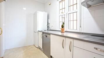 Appartamento (2 Bedrooms) | Cucina privata | Frigorifero con congelatore, microonde, piano cottura, lavastoviglie