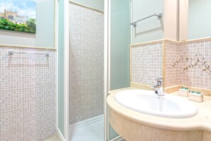 Apartment (2 Bedrooms) | Bathroom | Shower, hair dryer, towels, soap - Genteel Home Vinuesa (Seville)