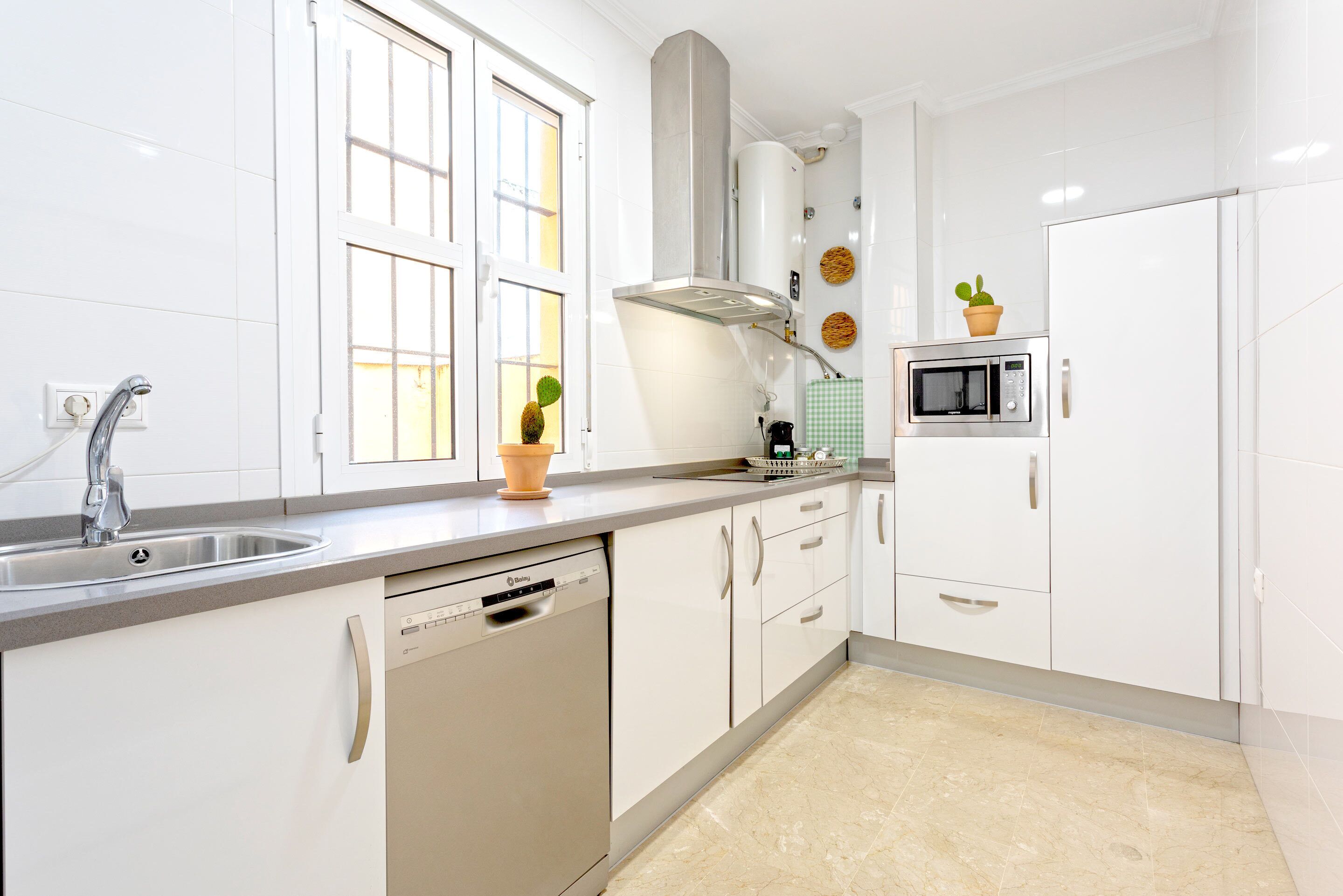 Apartment (2 Bedrooms) | Private kitchen | Full-size fridge, microwave, stovetop, dishwasher