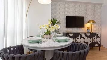 Apartament, 2 dormitoris | Zona de menjador de l'habitació