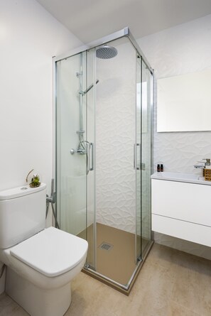 Apartment, 2 Bedrooms | Bathroom | Shower, hair dryer, bidet, towels - Prime Location, Cozy 2 Bedroom Apartment - Santo Cristo II (Granada)