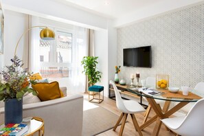 32-inch flat-screen TV with cable channels, TV - Prime Location, Cozy 2 Bedroom Apartment - Santo Cristo II (Granada)