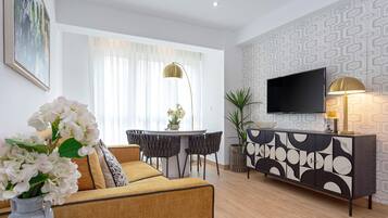 Leilighet, 2 soverom | Oppholdsområde | En 32-tommers Flatskjerm-TV med kabel-kanaler samt TV