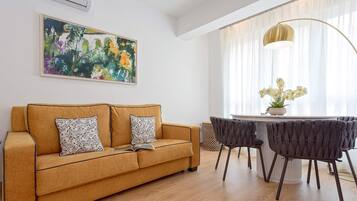 Apartament, 2 dormitoris | Zona de menjador de l'habitació