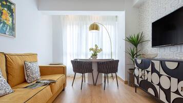 Leilighet, 2 soverom | Oppholdsområde | En 32-tommers Flatskjerm-TV med kabel-kanaler samt TV