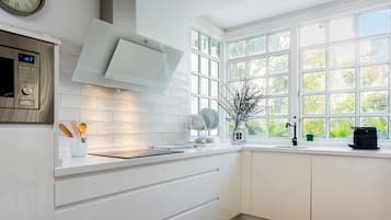 Appartement (1 Bedroom) | Privékeuken | Een koelkast met diepvriezer, een microgolfoven, een oven, een kookplaat