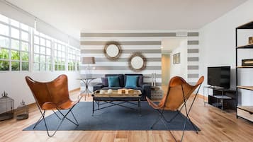 Appartement (1 Bedroom) | Woonruimte | Een 32-inch flatscreentelevisie met kabelzenders en televisie