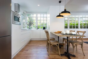 Appartement | Cuisine privée | Grand réfrigérateur, micro-ondes, four, plaque de cuisson