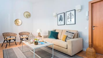 Appartement (2 Bedrooms) | Woonruimte | Een 32-inch flatscreentelevisie met kabelzenders en een televisie