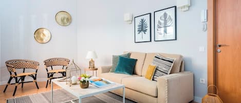 Apartment (2 Bedrooms) | Wohnbereich | 32-Zoll-Flachbildfernseher mit Kabelempfang, Fernseher