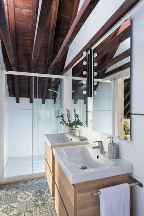 Appartement (2 Bedrooms) | Salle de bain | Douche, séchoir à cheveux, serviettes fournies, savon