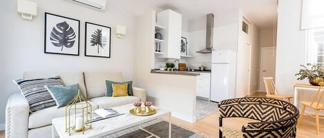Appartamento (2 Bedrooms) | Area soggiorno | TV 32 pollici con canali via cavo