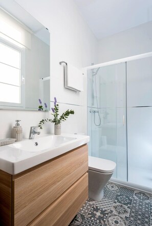 Apartamento (2 Bedrooms) | Baño | Ducha, secador de pelo, toallas y jabón