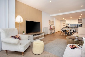 Appartamento (4 Bedrooms) | Area soggiorno | TV a schermo piatto 32 pollici con canali via cavo, TV