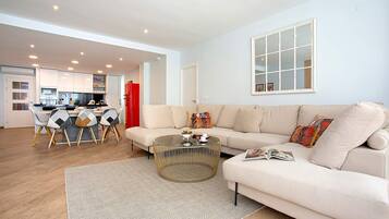 Appartement (4 Bedrooms) | Woonruimte | Een 32-inch flatscreentelevisie met kabelzenders en een televisie